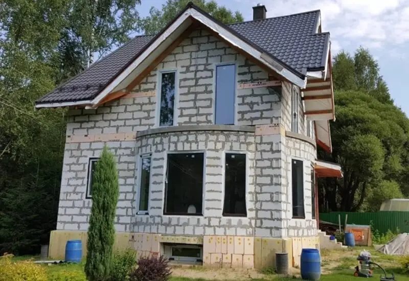 Газобетонный дом (150 кв м) со сложной конфигурацией фасадов