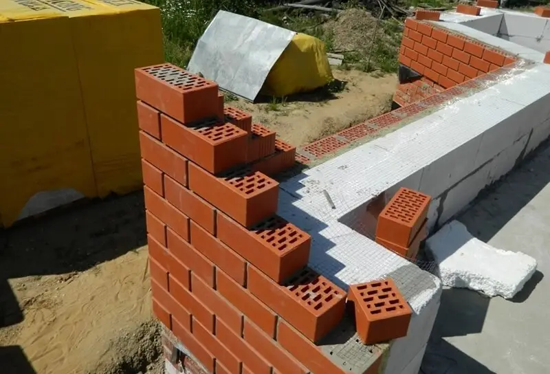 Облицовка газобетонной кладки кирпичом с промежуточным доутеплением